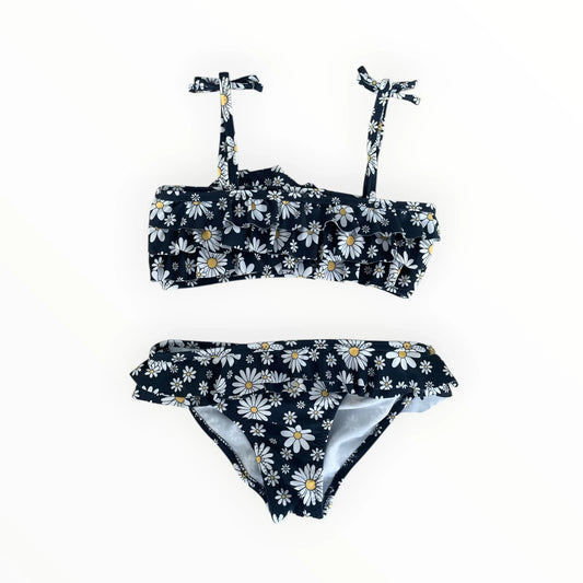 Pierrot Outlet tweedelige bikini voor meisjes in donkerblauw met witte madeliefjesprint, ruches en strikjes.
