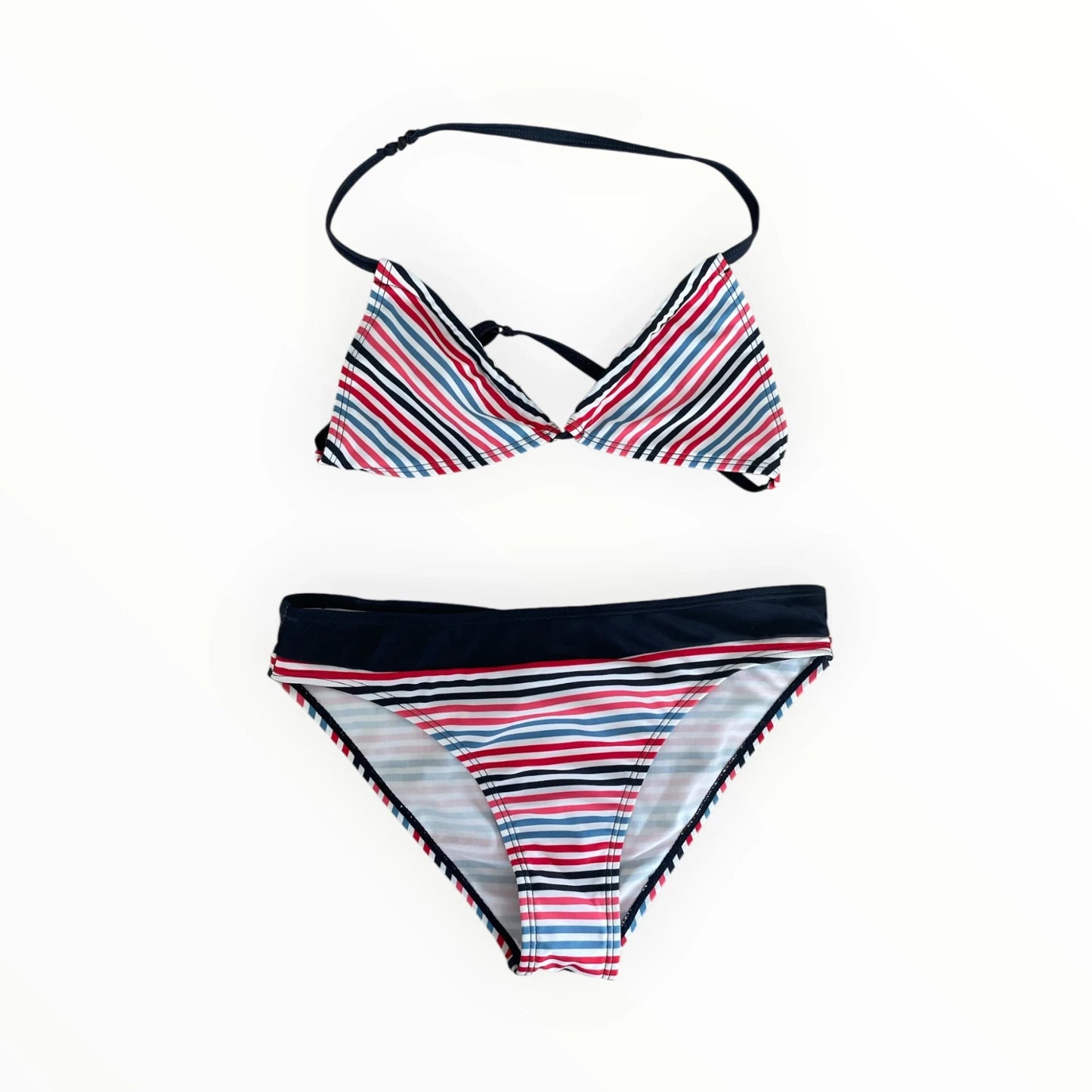 Pierrot Outlet meisjes bikini met rood, blauw en wit gestreept patroon, triangel-top en donkerblauwe tailleband.
