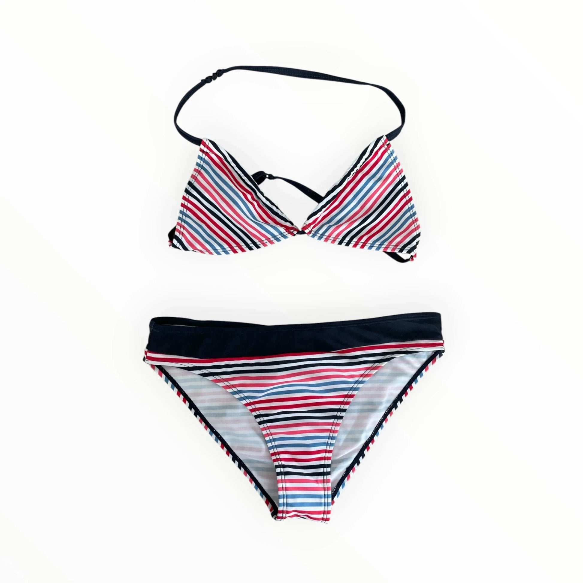 Pierrot Outlet meisjes bikini met rood, blauw en wit gestreept patroon, triangel-top en donkerblauwe tailleband.
