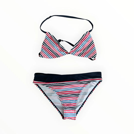 Pierrot Outlet meisjes bikini met rood, blauw en wit gestreept patroon, triangel-top en donkerblauwe tailleband.