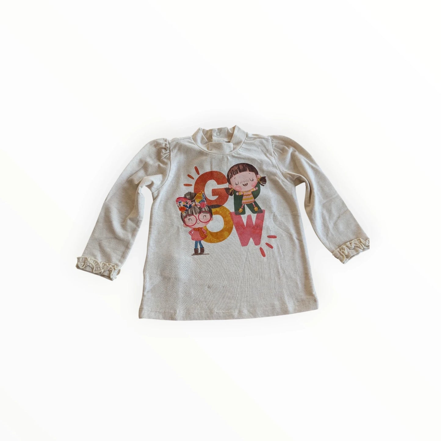 Pierrot Outlet beige meisjes jurk met lange mouwen, pofmouwen en ruches. Met "GROW" print en twee meisjes.