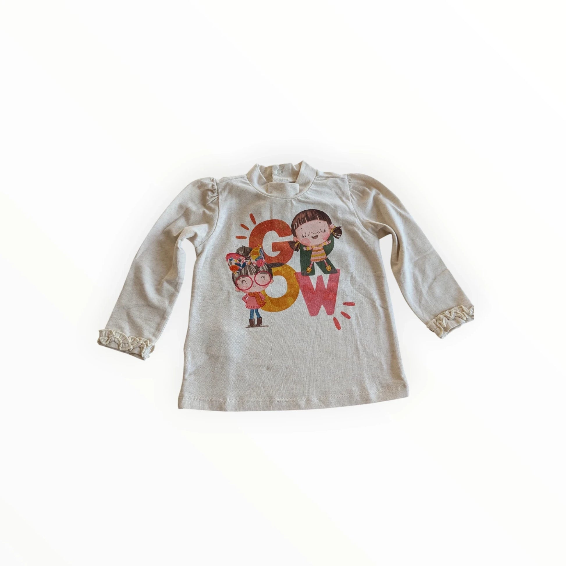 Pierrot Outlet beige meisjes jurk met lange mouwen, pofmouwen en ruches. Met "GROW" print en twee meisjes.