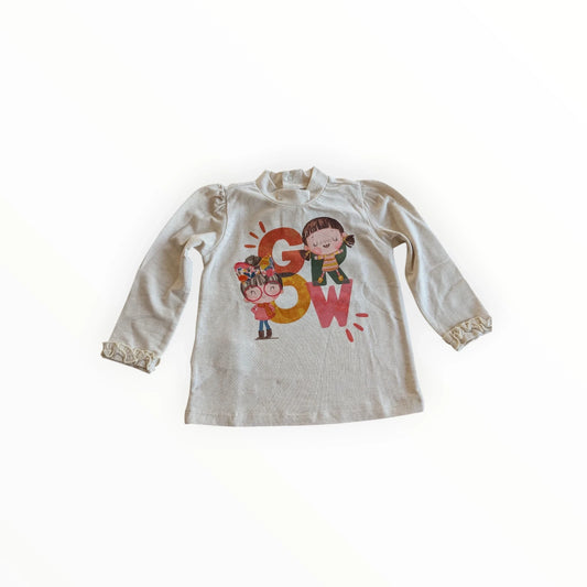 Pierrot Outlet beige meisjes jurk met lange mouwen, pofmouwen en ruches. Met "GROW" print en twee meisjes.