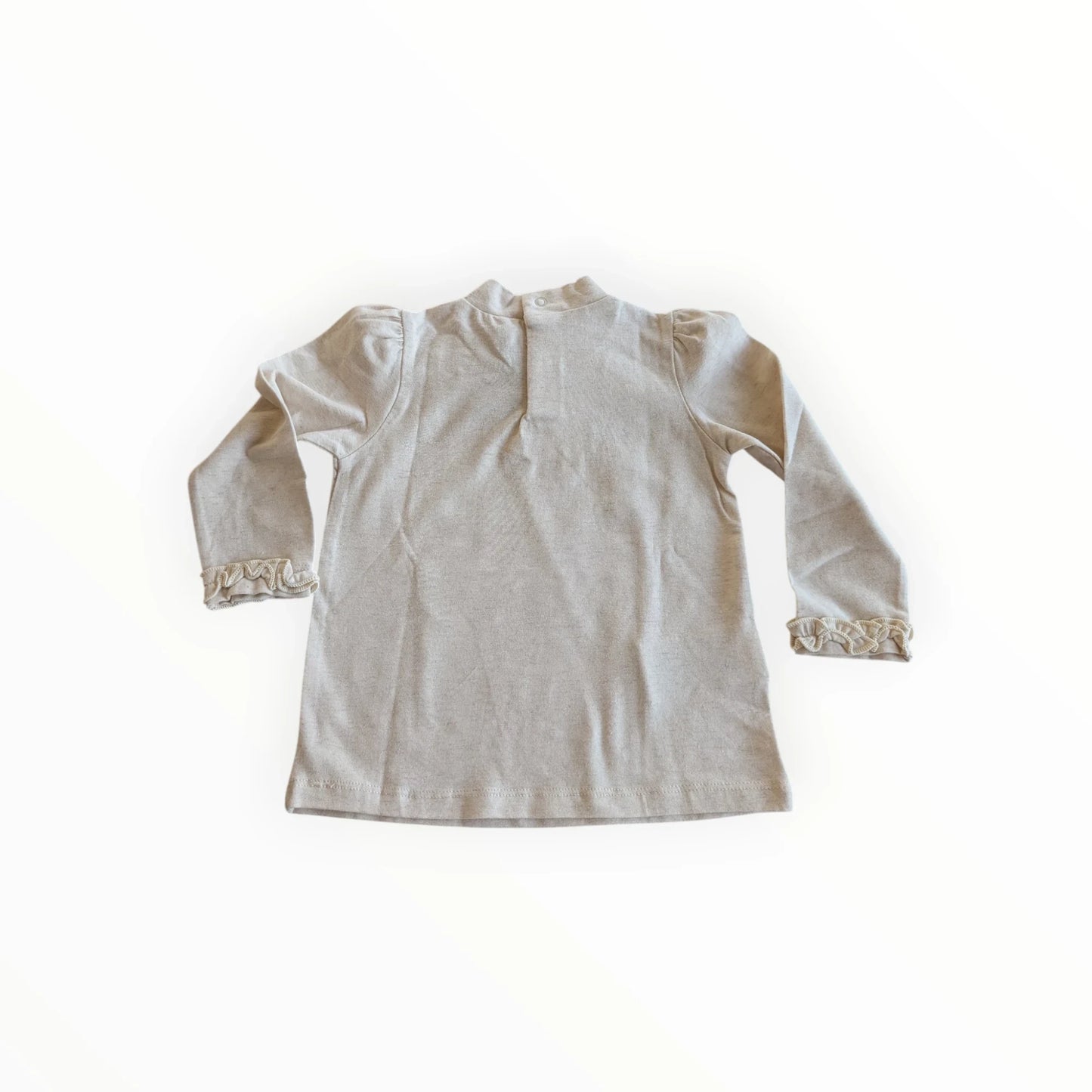Pierrot Outlet beige meisjes jurk met lange mouwen, pofmouwen en ruches aan de uiteinden. Hoge hals en knoopsluiting.