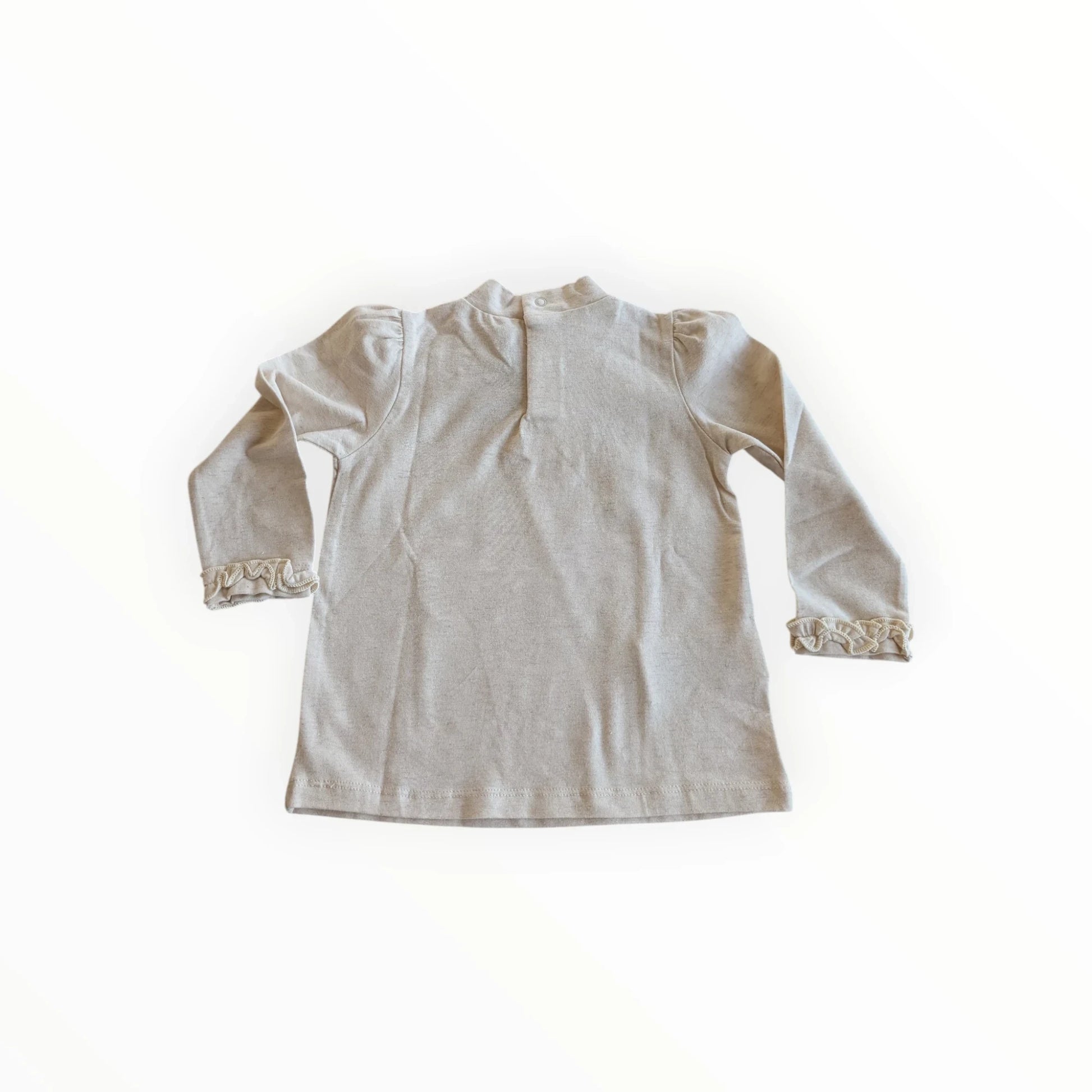 Pierrot Outlet beige meisjes jurk met lange mouwen, pofmouwen en ruches aan de uiteinden. Hoge hals en knoopsluiting.