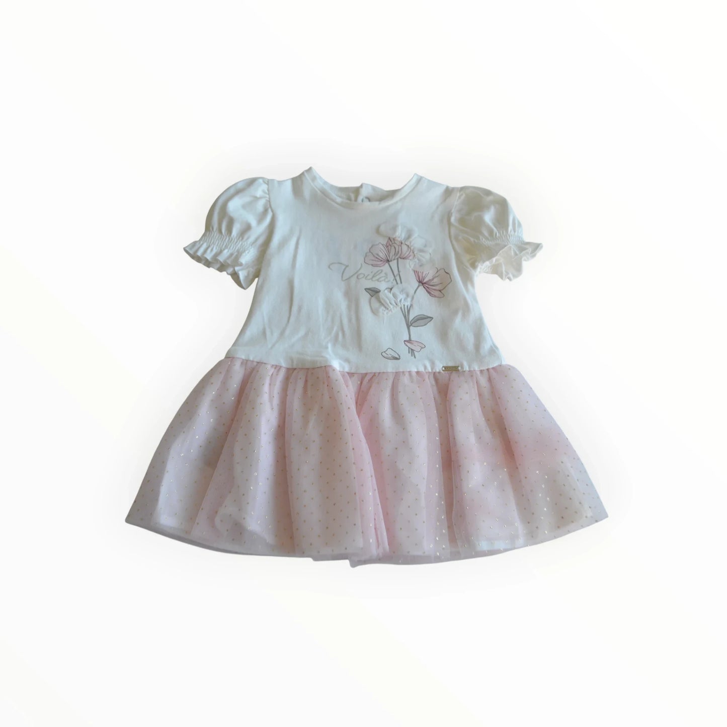 Pierrot Outlet meisjes jurk met korte pofmouwen, witte katoenen top met bloemenprint en 'Voila' tekst, en een lichtroze tule rok met glinsterende stipjes.