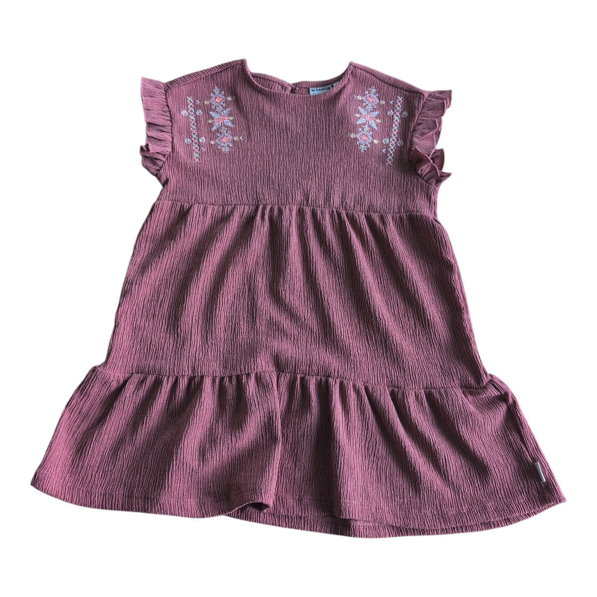 Pierrot Outlet meisjes jurk met ruches en geborduurde details, roze, gekreukte stof, pofmouwtjes, ronde hals, wijde rok.