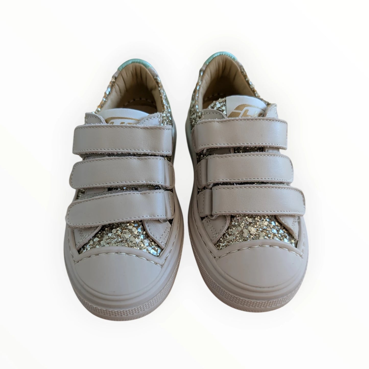 Pierrot Outlet meisjes sneakers van beige kunstleer met klittenband en gouden glitter details.