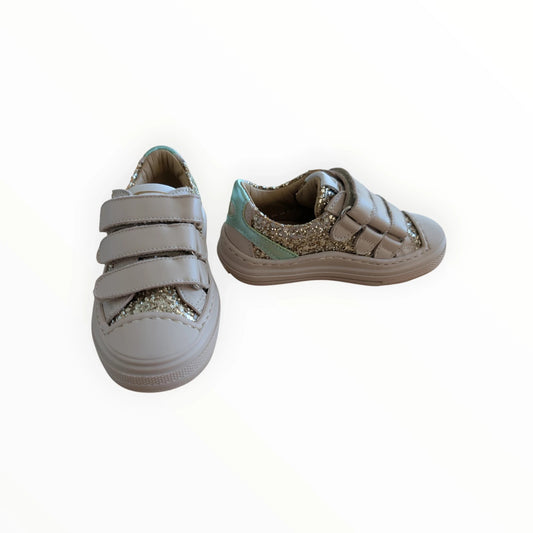 Pierrot Outlet meisjes sneakers van beige kunstleer met gouden glitter en mintgroene accenten. Praktische klittenbandsluiting.