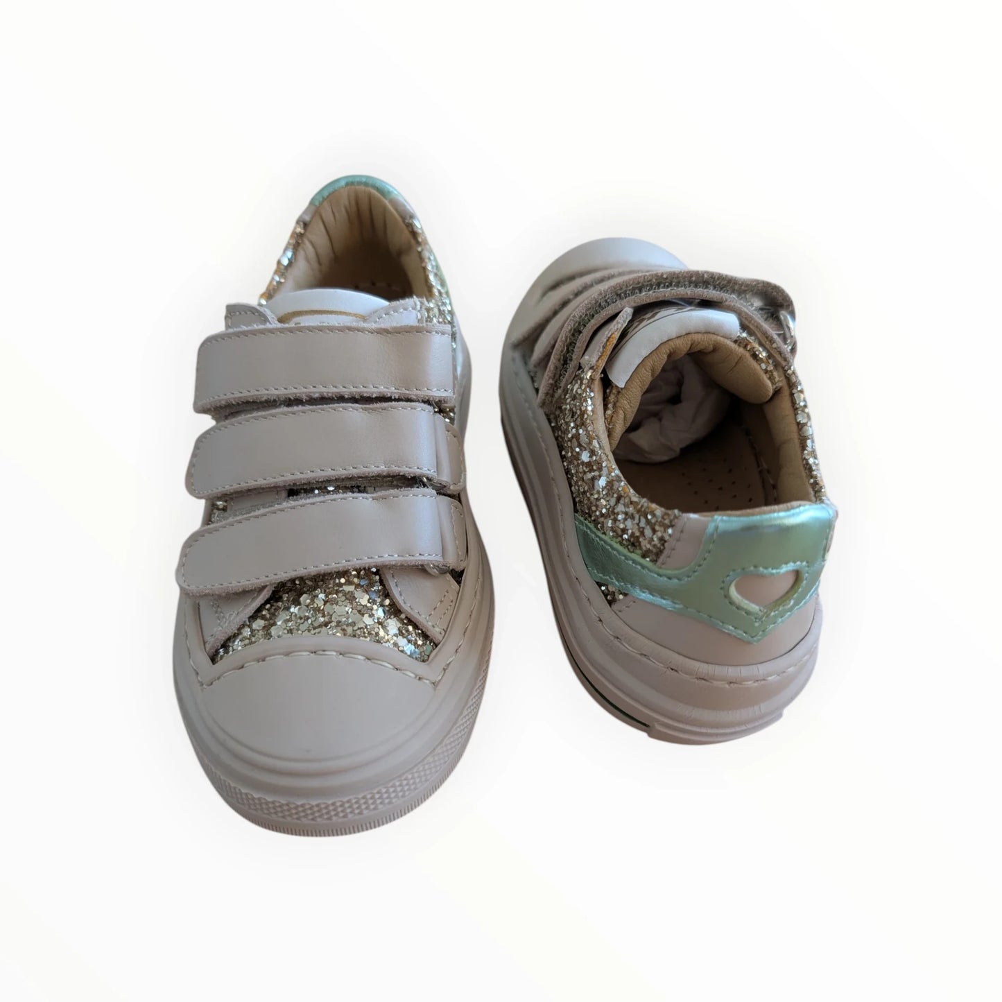 Pierrot Outlet meisjes sneakers van beige kunstleer met klittenband en gouden glitter details. Mintgroene accenten.