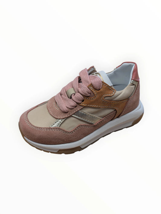 Pierrot Outlet meisjes sneakers in roze en beige met gouden accenten. Suède-achtige en glanzende stof, veters en rits.