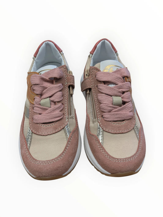Pierrot Outlet meisjes sneakers in roze en beige met veters, rits en gouden accenten. Suède-look en glanzende stof.