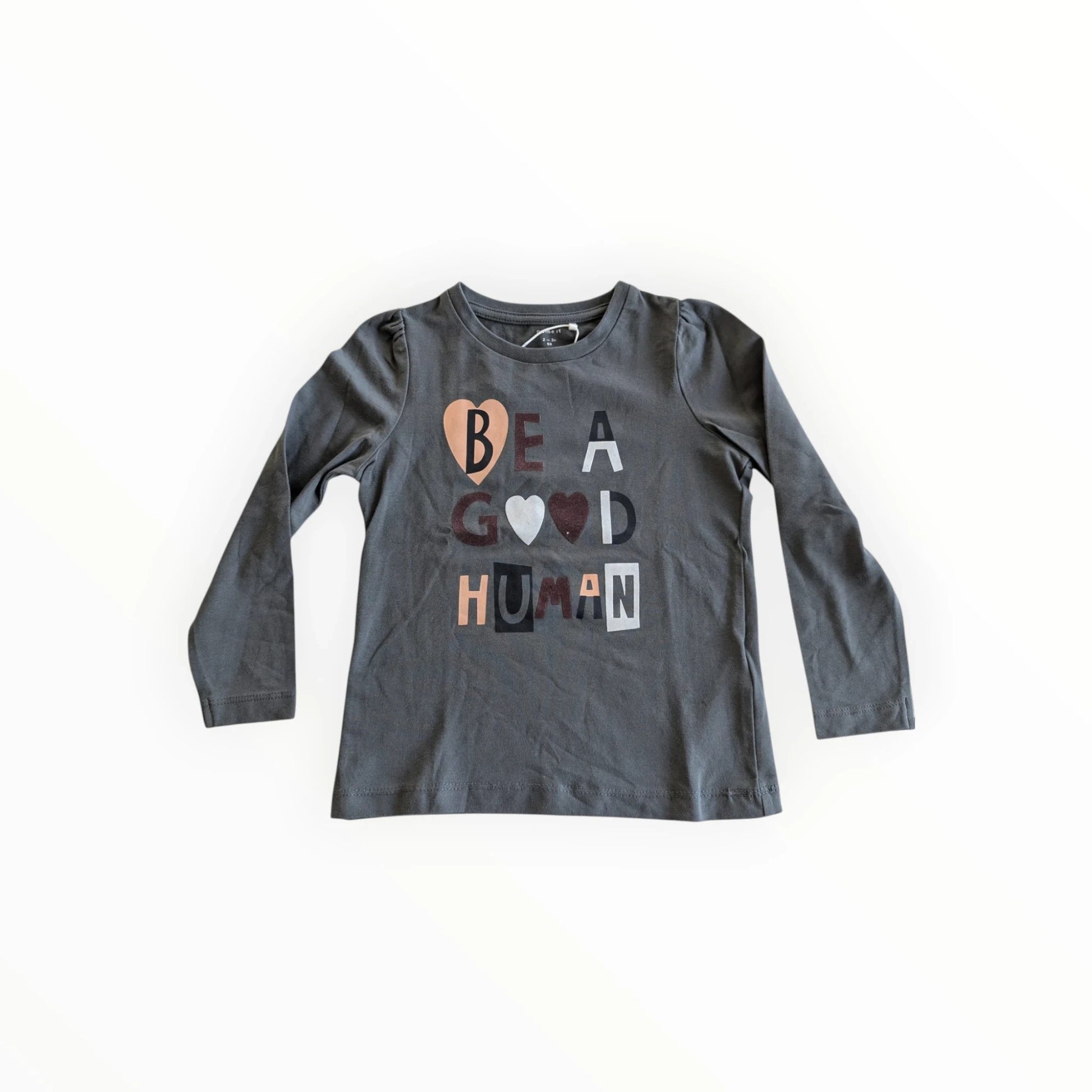 Pierrot Outlet meisjes T-shirt met lange mouwen, grijs katoen met de tekst "BE A GOOD HUMAN" en hartjes. Ronde hals en pofmouwtjes.