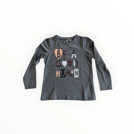 Pierrot Outlet meisjes T-shirt met lange mouwen, grijs katoen met de tekst "BE A GOOD HUMAN" en hartjes. Ronde hals en pofmouwtjes.