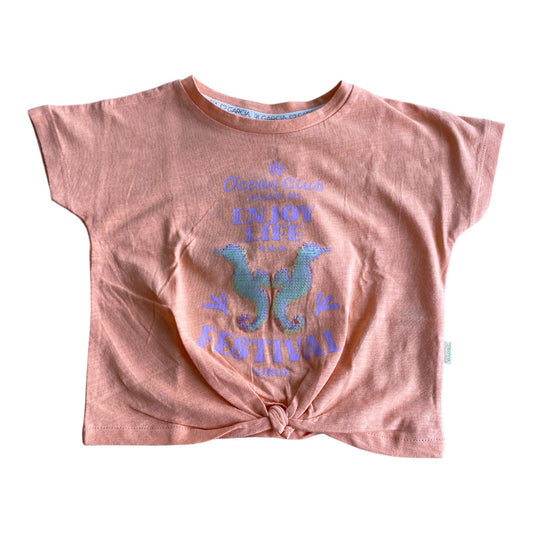 Pierrot Outlet meisjes T-shirt met zeepaardjesprint, knoopdetail en tekst 'Enjoy the Festival' in perzik.