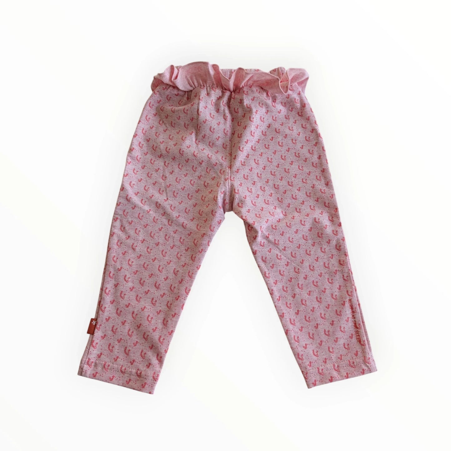 Pierrot Outlet meisjesbroek met ruches en hartjesprint in roze, comfortabel en speels.