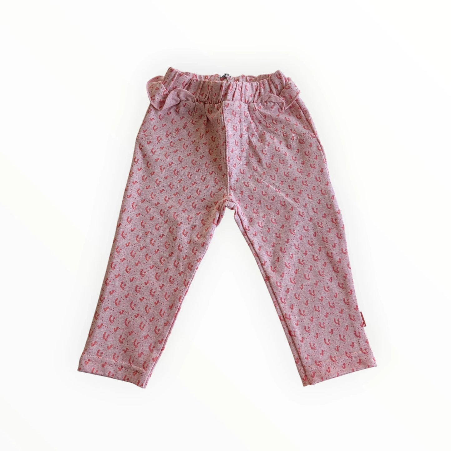 Pierrot Outlet meisjesbroek met ruches en hartjesprint in roze. Comfortabele, zachte stof met elastische tailleband.
