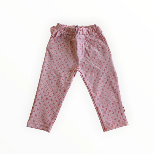 Pierrot Outlet meisjesbroek met ruches en hartjesprint in roze. Comfortabele, zachte stof met elastische tailleband.