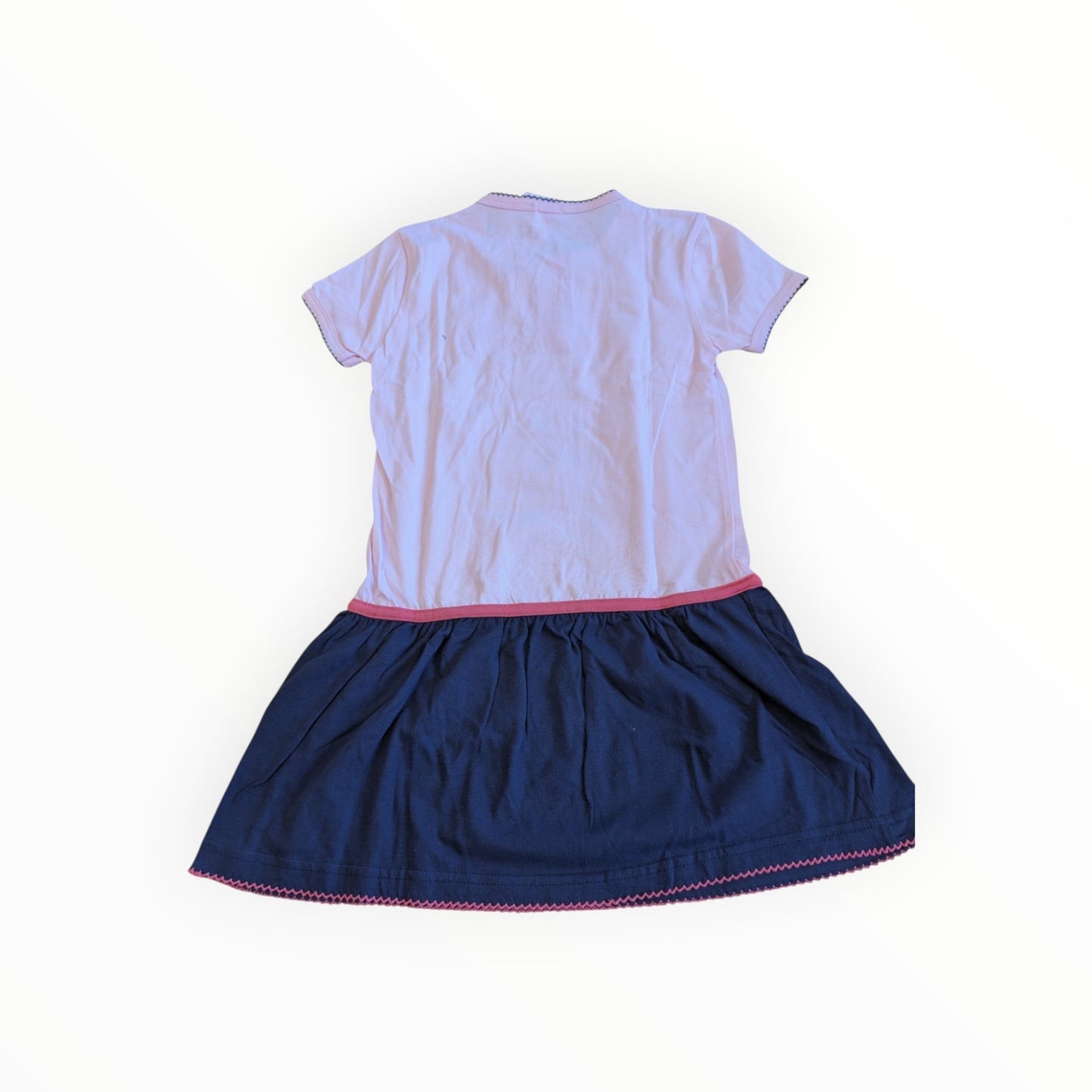 Pierrot Outlet meisjesjurk met roze bovenzijde en donkerblauwe rok, korte mouwen en comfortabele katoenen pasvorm.