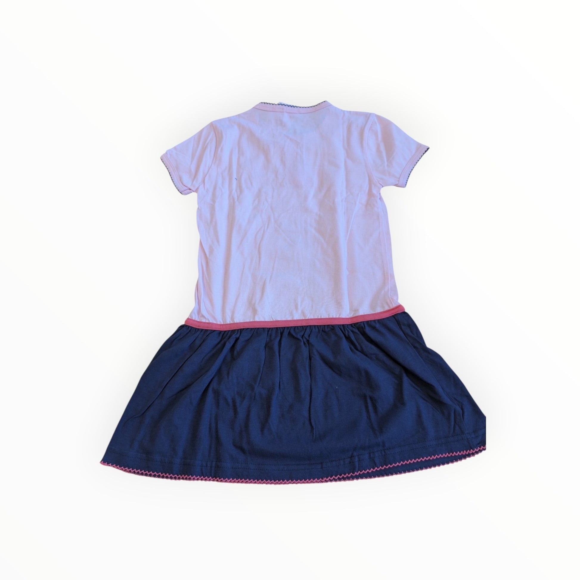 Pierrot Outlet meisjesjurk met roze bovenzijde en donkerblauwe rok, korte mouwen en comfortabele katoenen pasvorm.