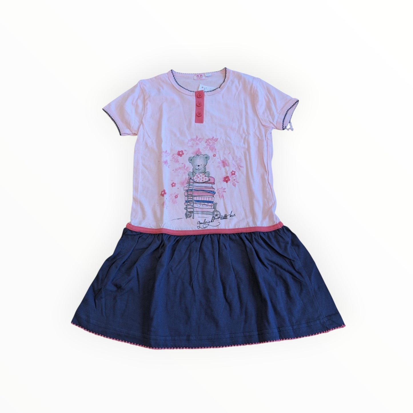 Pierrot Outlet meisjesjurk met roze bovenkant, donkerblauwe rok, korte mouwen en een schattige berenprint op boeken.