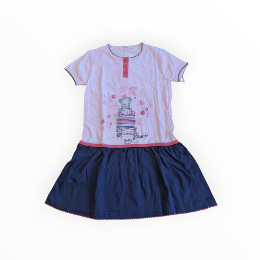 Pierrot Outlet meisjesjurk met roze bovenkant, donkerblauwe rok, korte mouwen en een schattige berenprint op boeken.