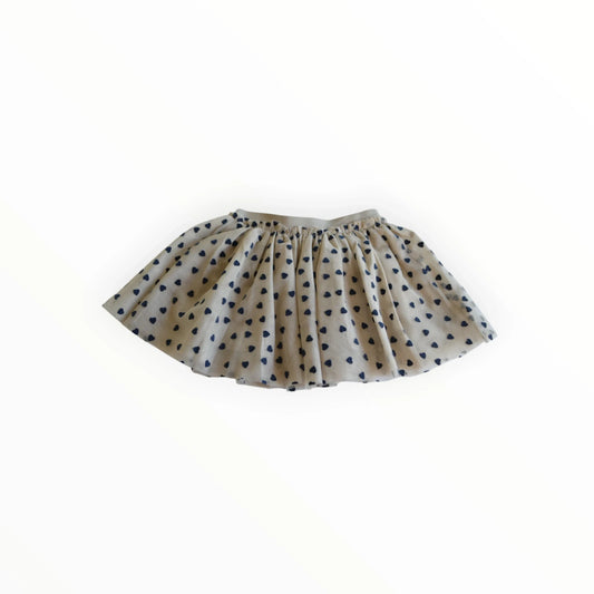 Pierrot Outlet meisjesrok met navy blauwe hartjesprint op crèmekleurige stof, elastische tailleband.