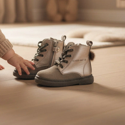 Pierrot Outlet metallic enkellaarsjes met suède details, glinsterende veters en bontdetail voor kinderen