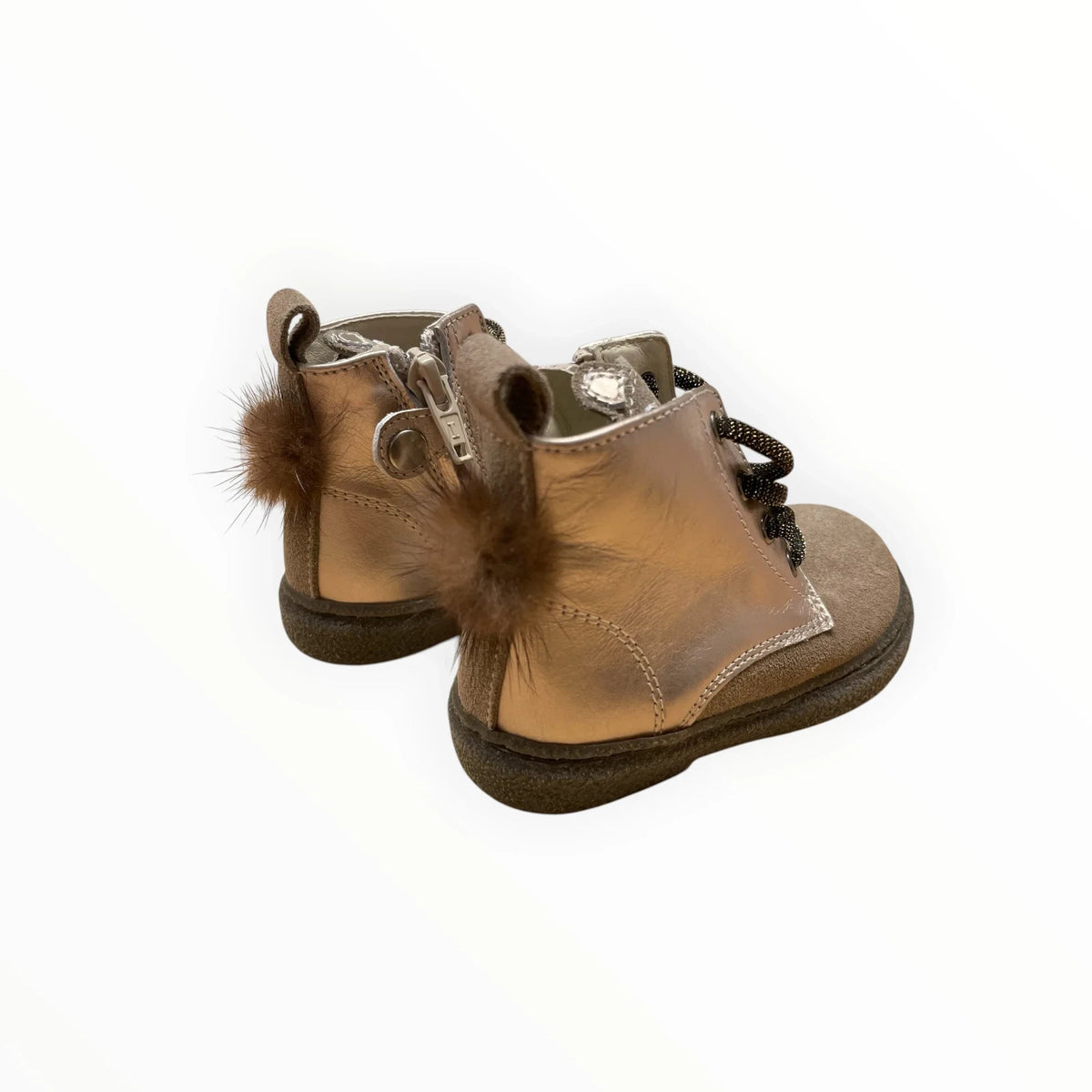 Pierrot Outlet metallic enkellaarsjes voor kinderen met suède details, glitters en bontaccenten aan de achterkant.
