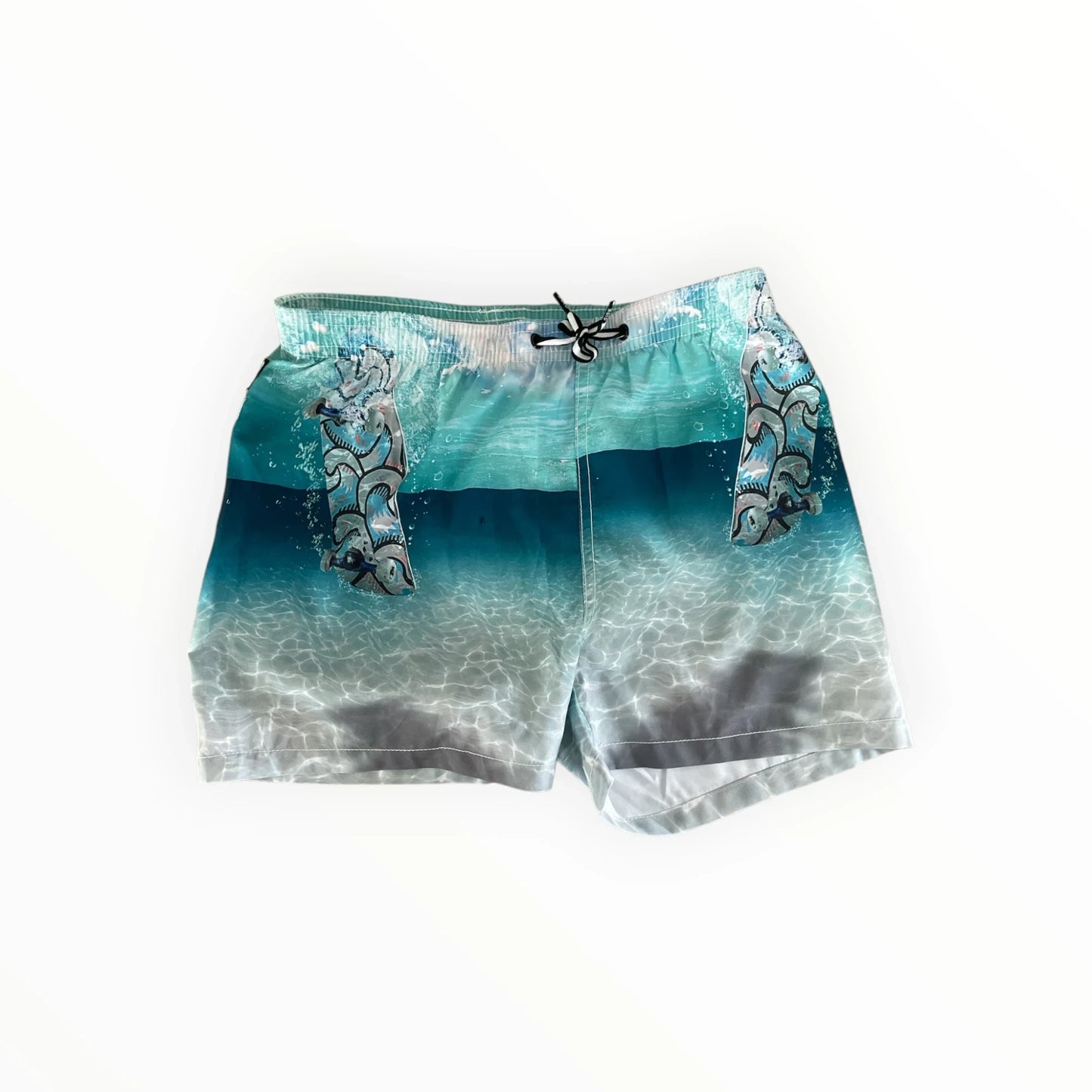 Pierrot Outlet Molo zwemshort voor heren met blauwe onderwaterprint, elastische tailleband en sneldrogend materiaal.