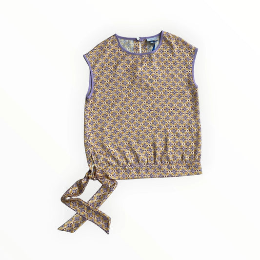 Pierrot Outlet mouwloze dames blouse met geometrisch bloemenpatroon in paars en goud, strikdetail en paarse bies.