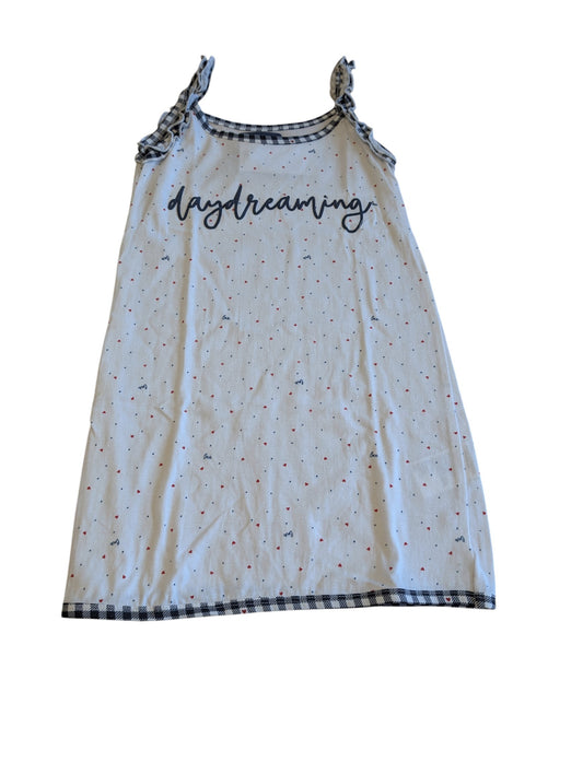 Pierrot Outlet nachthemd met spaghettibandjes, hartjesprint, tekst daydreaming en zwart-wit geblokte afwerking.