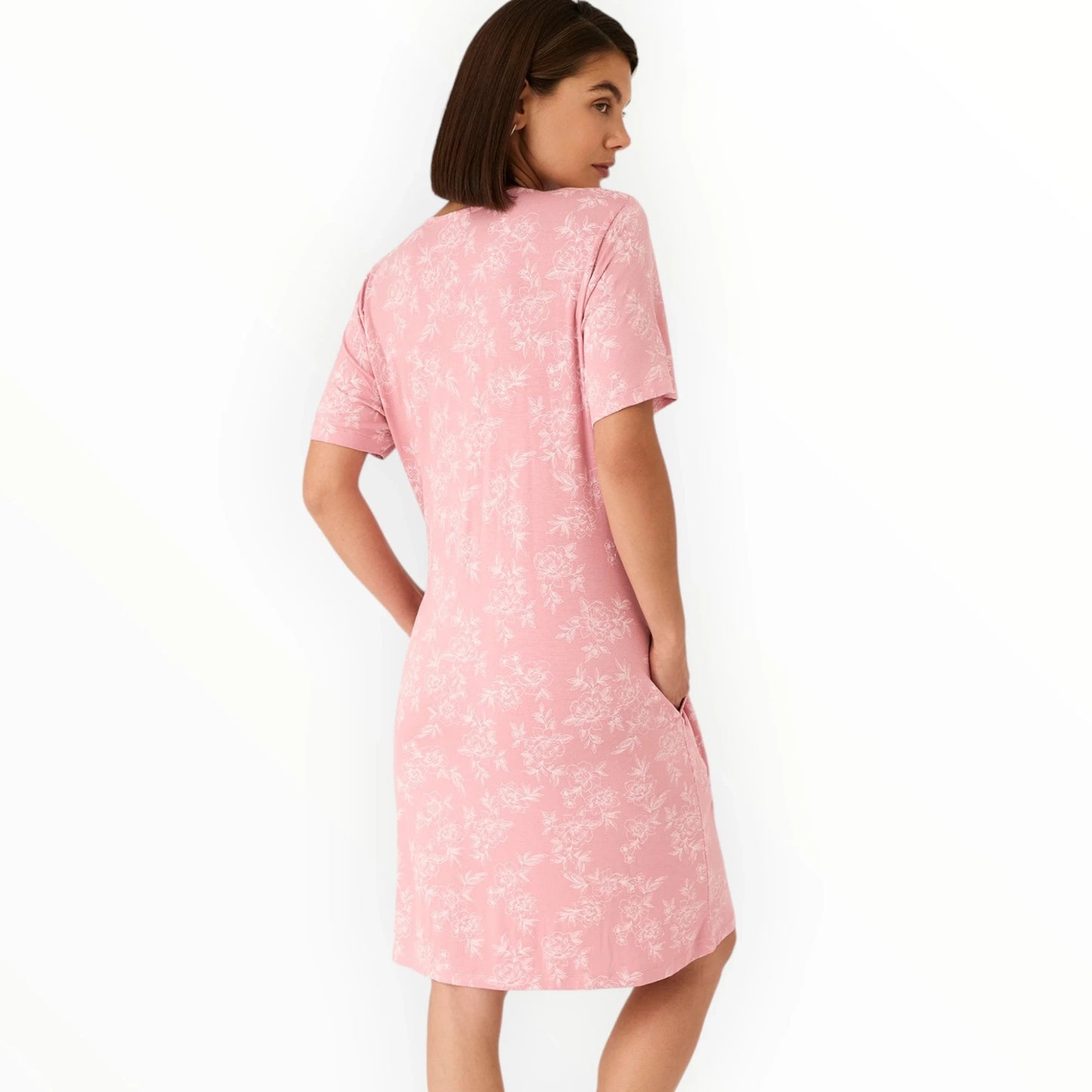Pierrot Outlet roze nachtjapon met korte mouwen en bloemenprint. Zachte stof met V-hals en zakken.