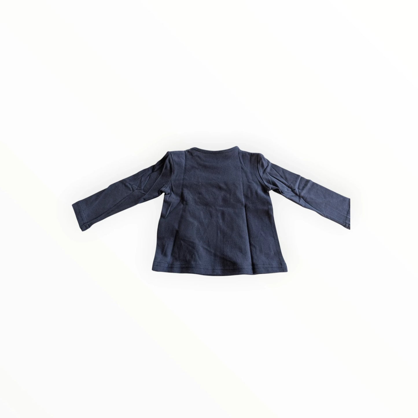 Pierrot Outlet navyblauw katoenen T-shirt met lange mouwen en sterrenprint, met drukknoopjes op de schouder.