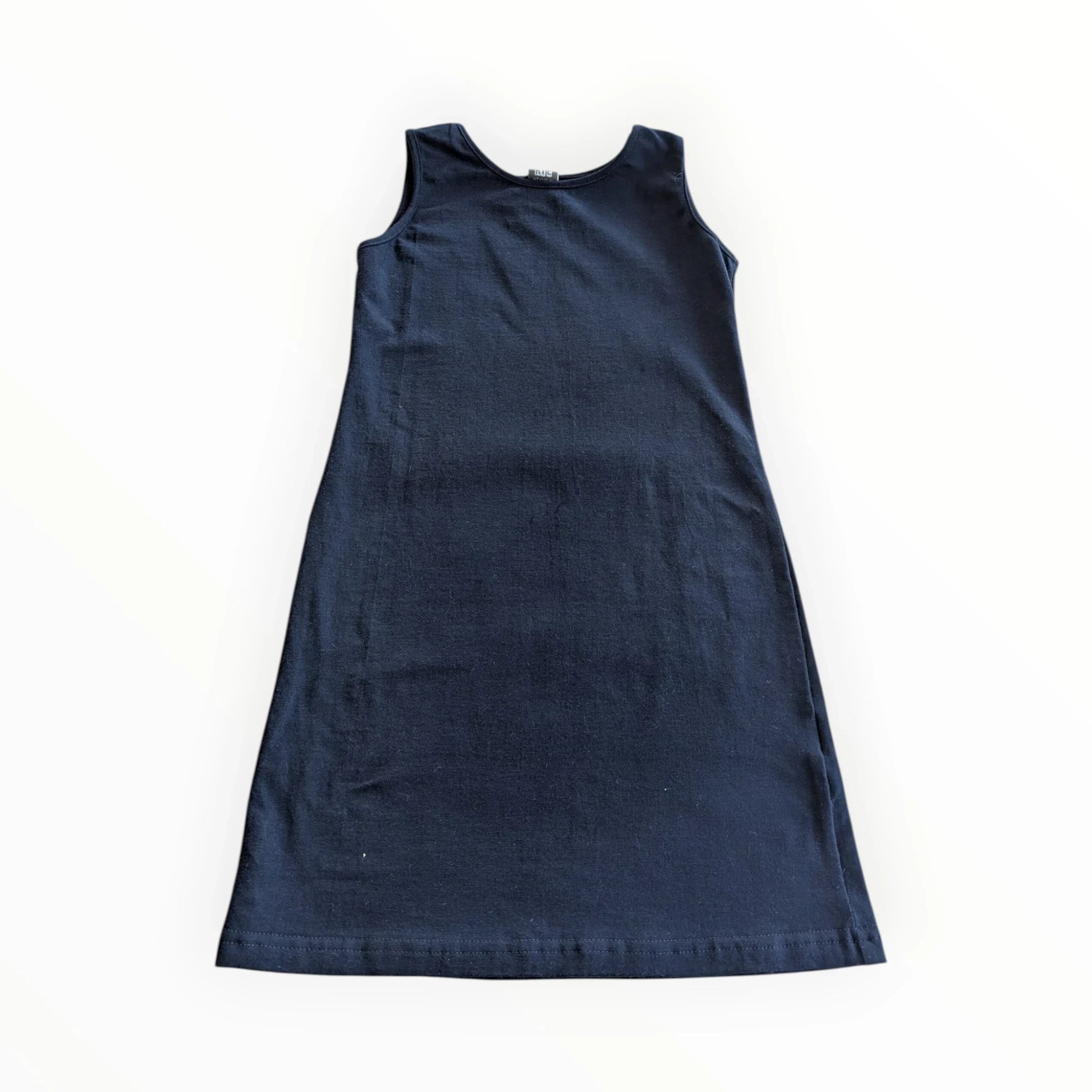 Pierrot Outlet navyblauwe gebreide jurk met ronde hals en decoratieve knoopjes op de mouwen.