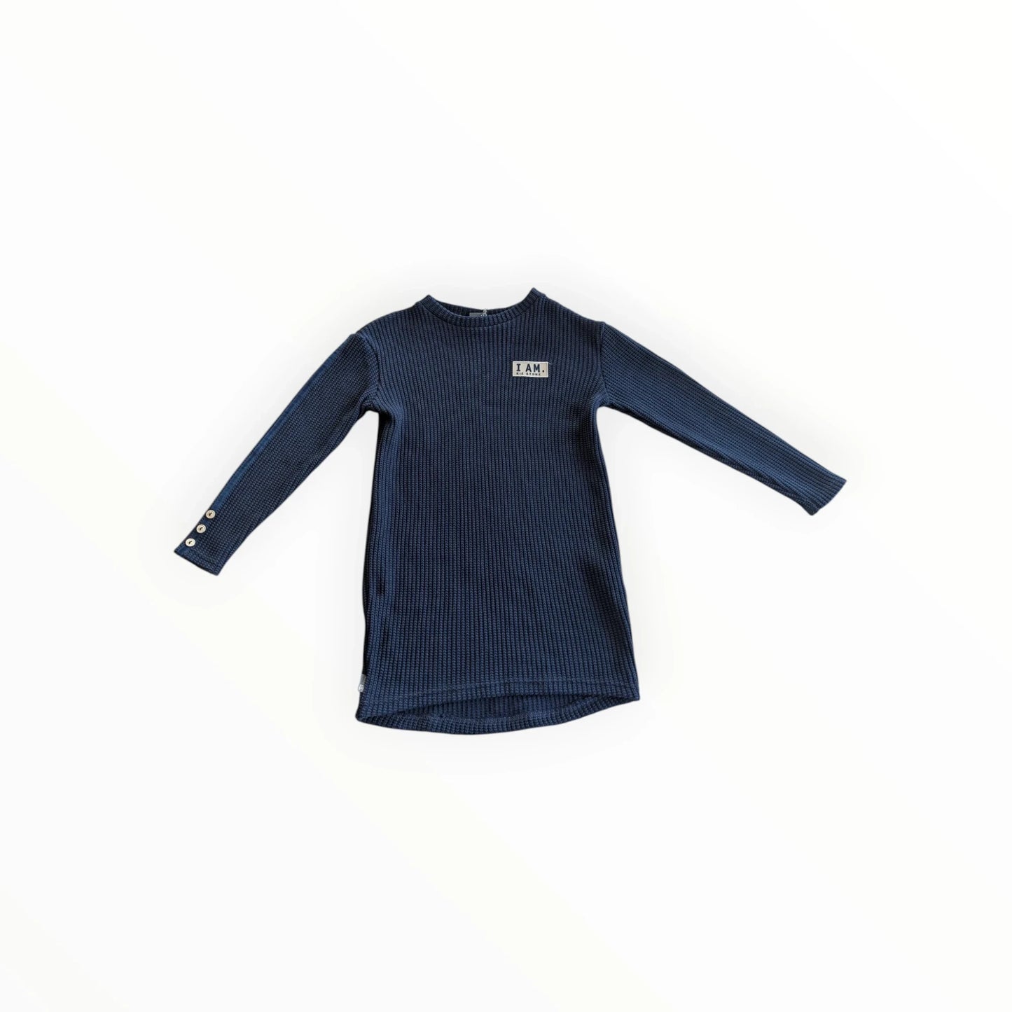Pierrot Outlet navyblauwe gebreide jurk met lange mouwen, ronde hals en decoratieve knopen op de mouwen.