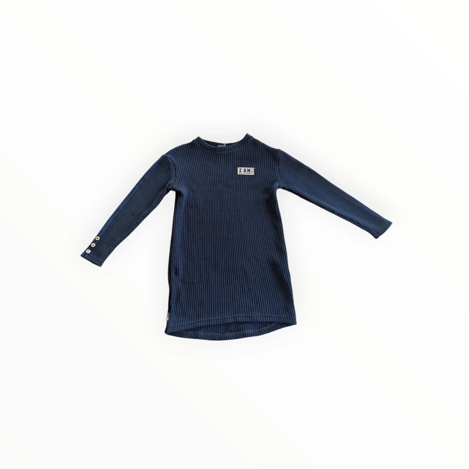 Pierrot Outlet navyblauwe gebreide jurk met lange mouwen, ronde hals en decoratieve knopen op de mouwen.