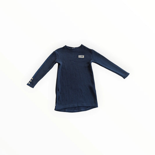Pierrot Outlet navyblauwe gebreide jurk met lange mouwen, ronde hals en decoratieve knopen op de mouwen.