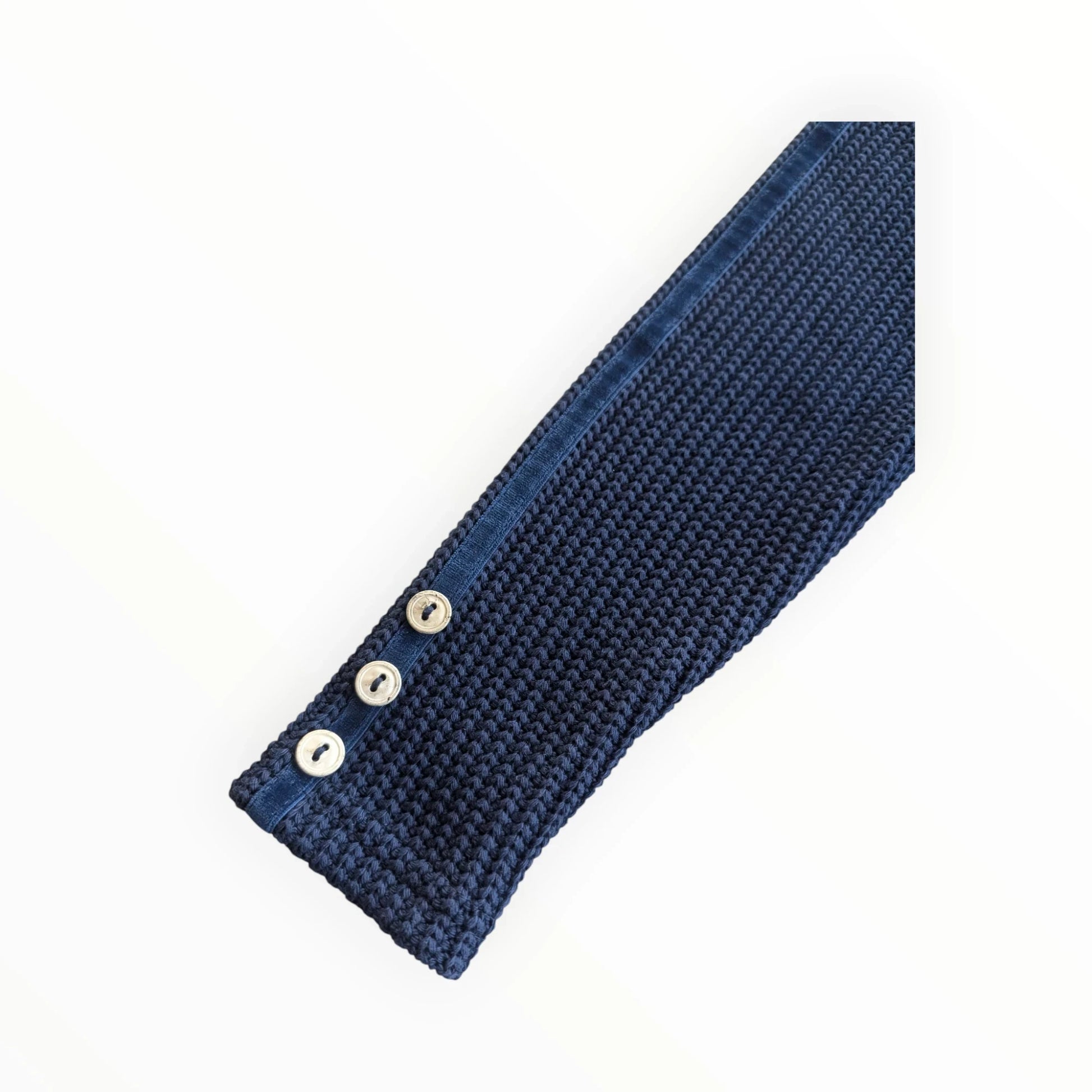 Pierrot Outlet navyblauwe gebreide jurk met lange mouwen en decoratieve knopen op de mouw.
