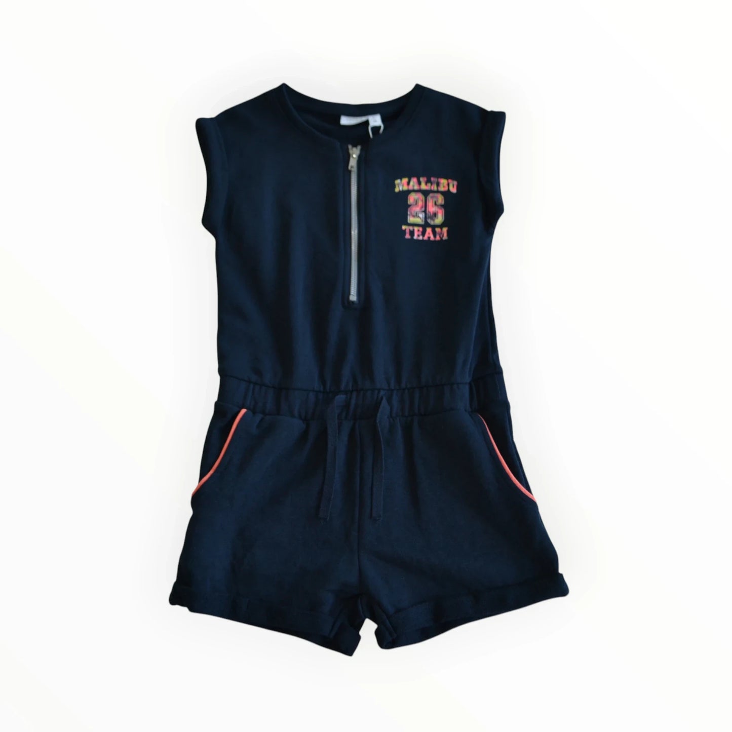 Pierrot Outlet navyblauwe katoenen romper voor meisjes met ritsdetail en 'Malibu 26 Team' print.