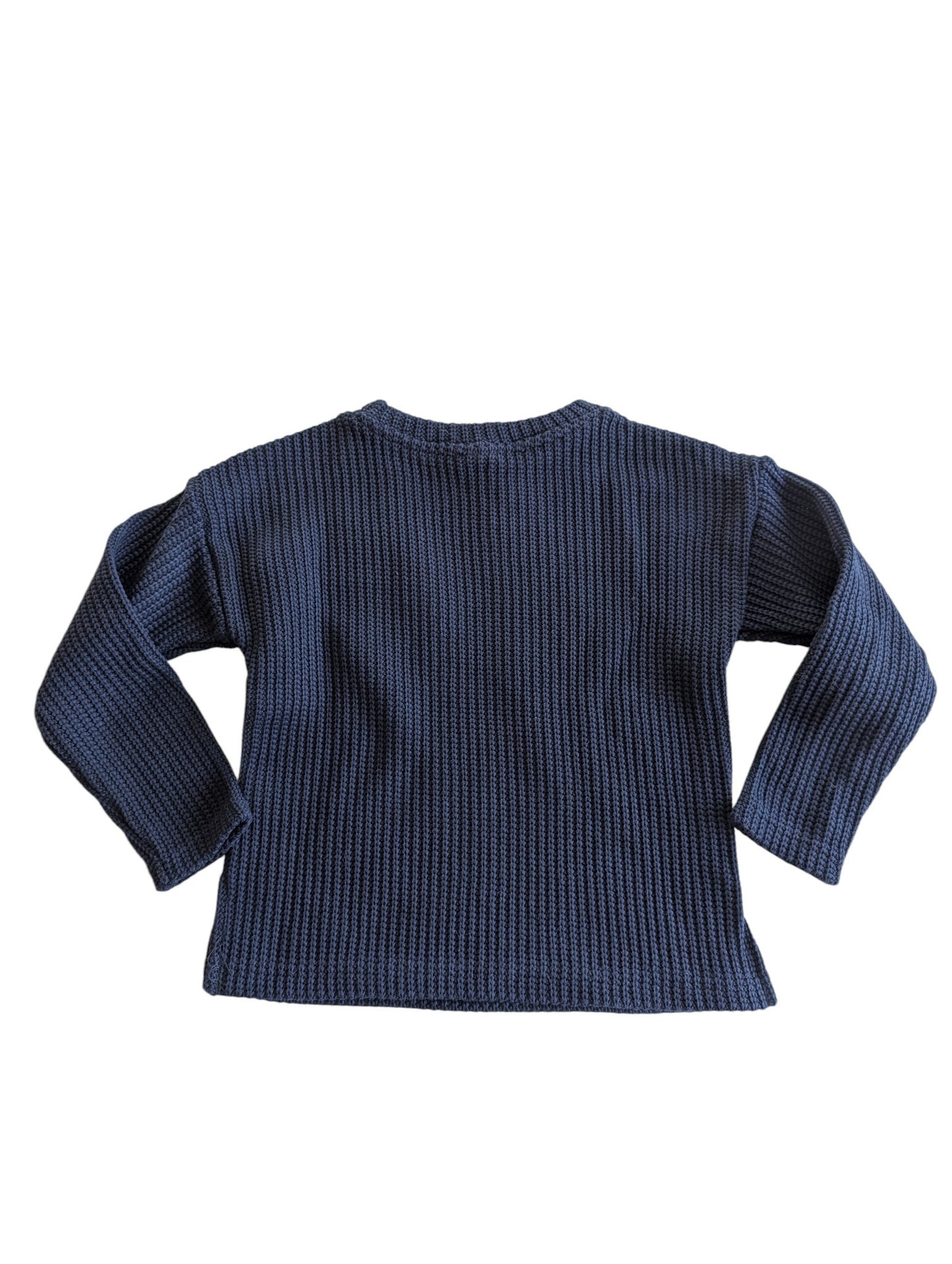Pierrot Outlet navyblauwe gebreide trui met lange mouwen, ronde hals en gouden schouderband.
