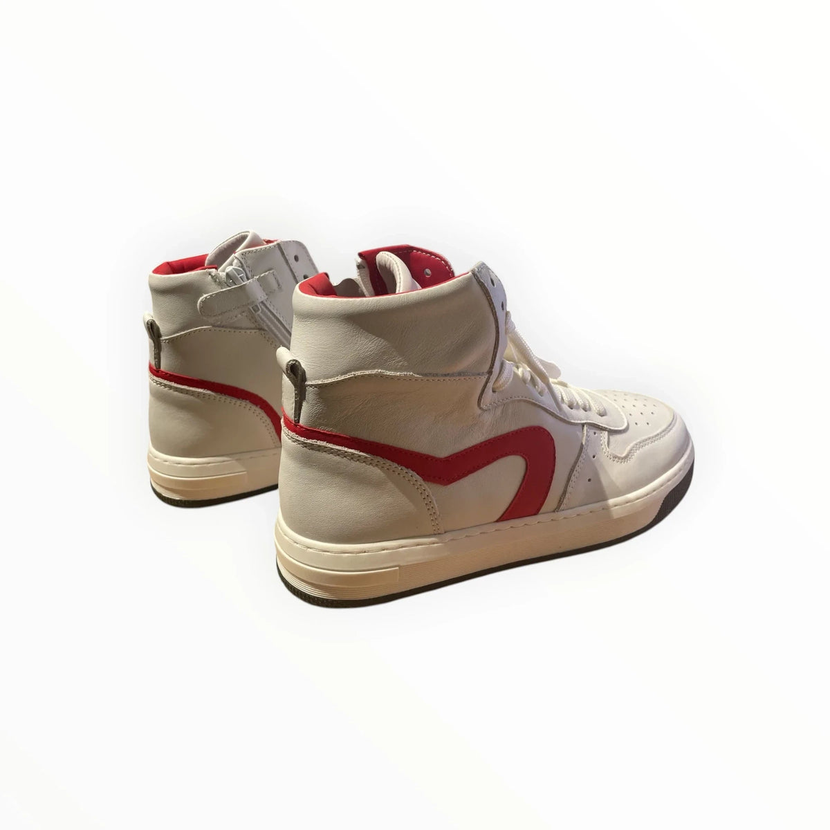 Pierrot Outlet off-white high-top herensneakers met rode accenten, vetersluiting en ritssluiting aan de zijkant.