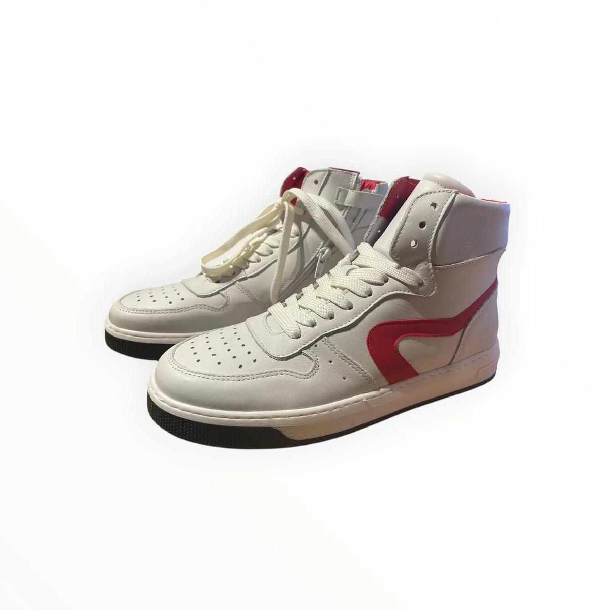 Pierrot Outlet hoge herensneakers in off-white met rode accenten, vetersluiting en geperforeerde neus.