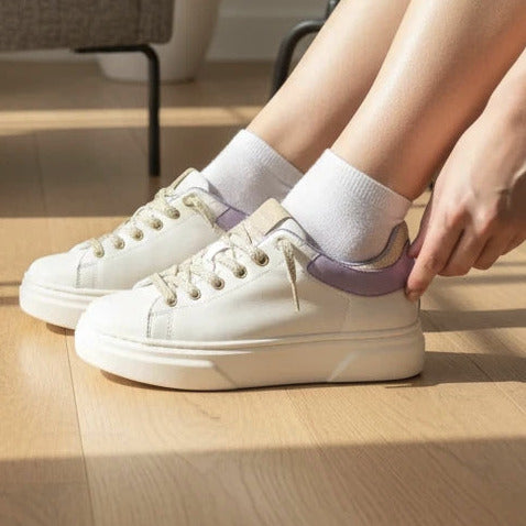 Pierrot Outlet damessneakers in off-white met lila hielaccenten en glinsterende veters voor een stijlvolle look.
