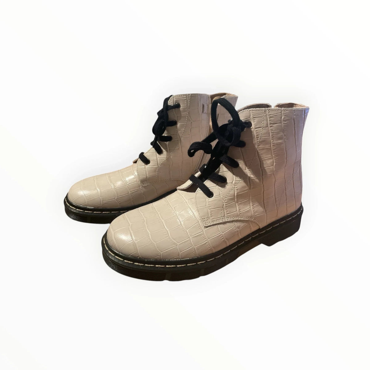 Pierrot Outlet off-white enkellaarsjes met krokodillenprint, zwarte veters en een robuuste zwarte zool.