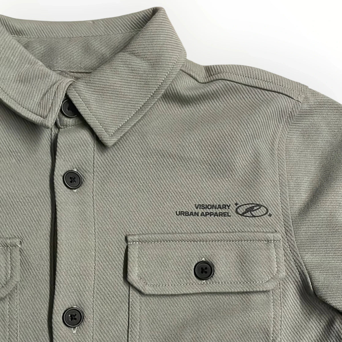 Pierrot Outlet olijfgroen Rellix overshirt met textuur, borstzakken en Visionary Urban Apparel logo op de borst.