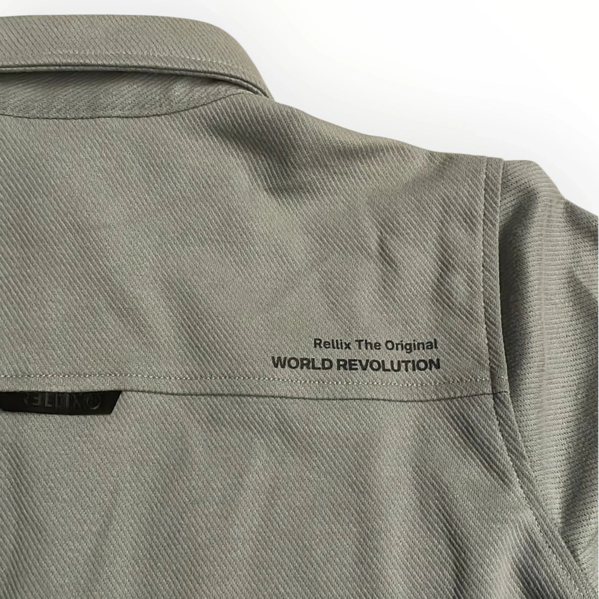 Pierrot Outlet olijfgroen Rellix overshirt met textuur, kraag en zwarte World Revolution tekstprint op de achterzijde