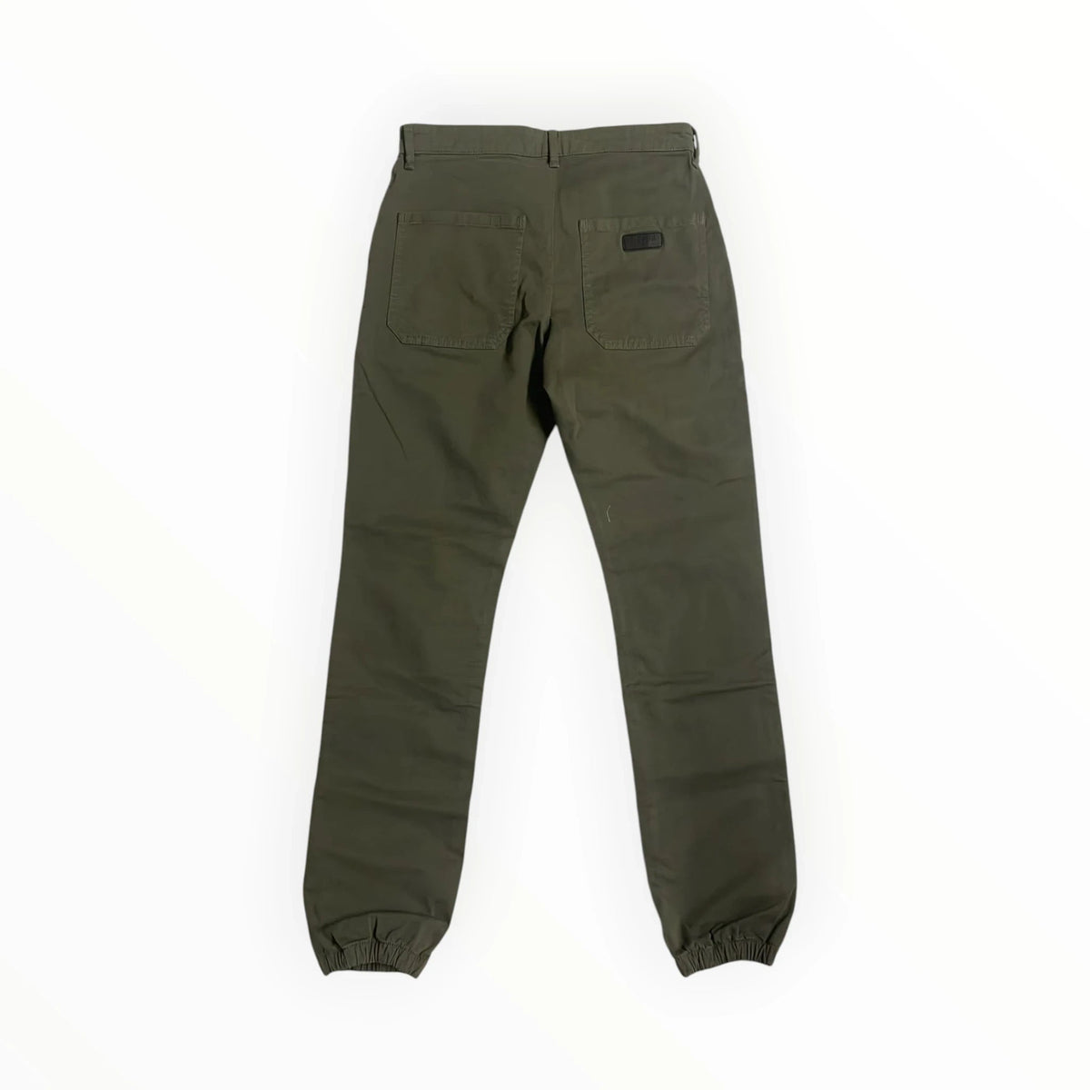 Pierrot Outlet olijfgroene FAGUO chino-jogger met elastische boorden en achterzakken, achterkant gezien.