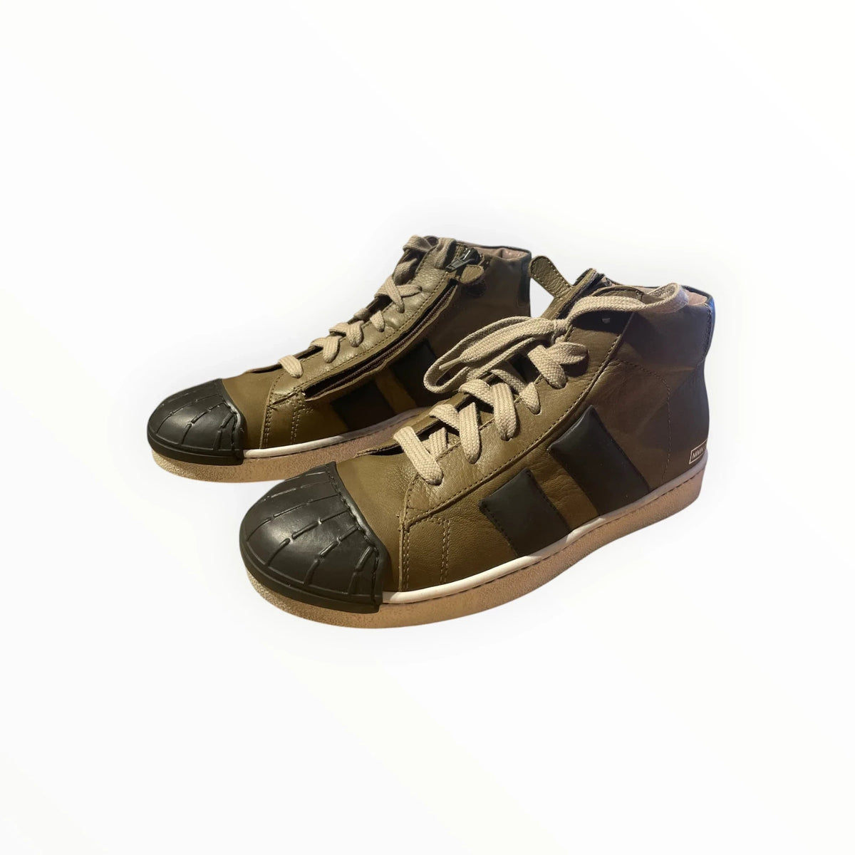 Pierrot Outlet olijfgroene high-top sneakers met zwarte neuskap, vetersluiting en ritssluiting aan de zijkant.