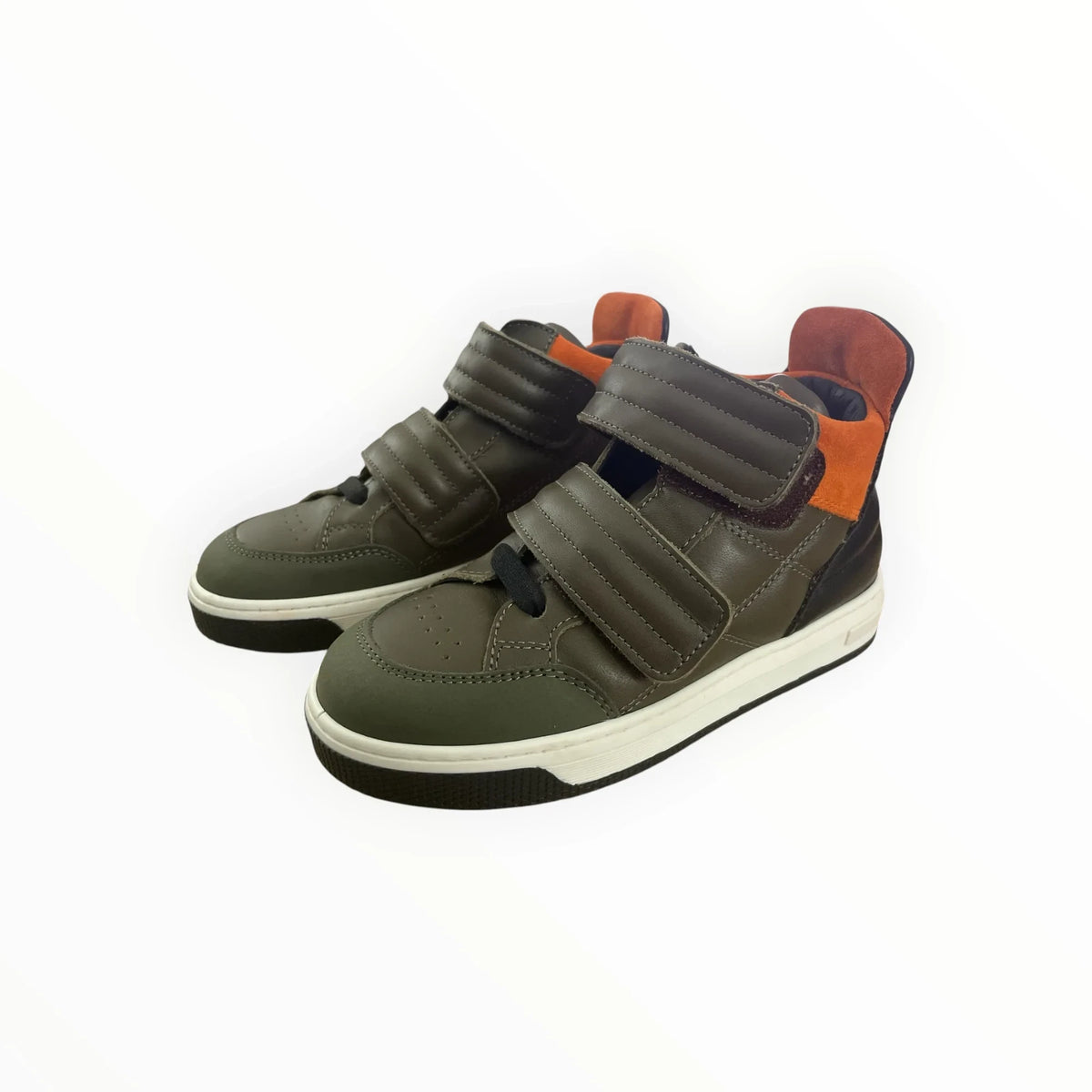 Pierrot Outlet kindersneakers in olijfgroen met zwarte en oranje accenten, voorzien van dubbele klittenbandsluiting.